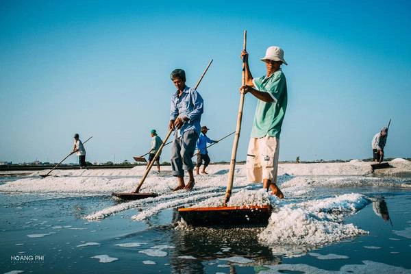 Nghề muối vất vả là thế, nhưng ngày nào cũng vậy, khi bình minh lên, những người dân nơi đây lại ra ruộng làm việc. canh-dong-muoi-ba-ria-vung-tau-ngay-nNghề muối vất vả là thế, nhưng ngày nào cũng vậy, khi bình minh lên, những người dân nơi đây lại ra ruộng làm việc.ang-gat-ivivu-8