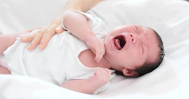 em bé bị đầy hơi