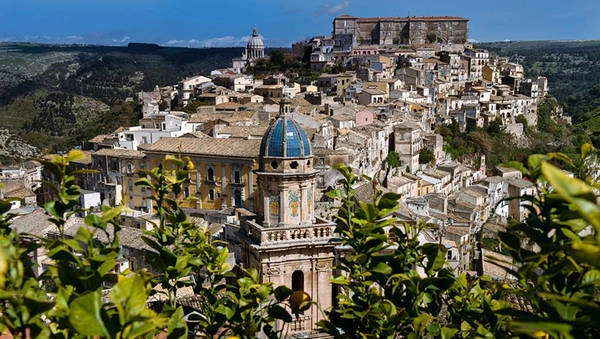 Trong phim "Bố già" của nhà văn Mario Puzo, thị trấn Modica ở vùng Sicily là quê hương của nhân vật ông trùm mafia Vito Corleone. Ảnh: Pinimg.