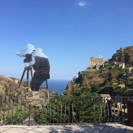 Người dân Sicily ưu ái dành tình cảm cho đạo diễn Francis Ford Coppola bằng một bức tượng kim loại hình ông bên máy quay phim. Phía xa là nhà thờ Santa Maria Degli Angeli, nơi quay cảnh ông trùm Michael Corleone kết hôn với người vợ đầu tiên. Ảnh: James Dunn/Daily Mail.