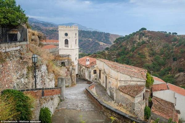 Cảnh quan vùng Sicily giữ được nét trầm mặc, yên tĩnh và có phần bí hiểm, giống như những gì đã xuất hiện trên phim cách đây hơn 40 năm. Ảnh: Shutterstock/Nikiforov Alexander.