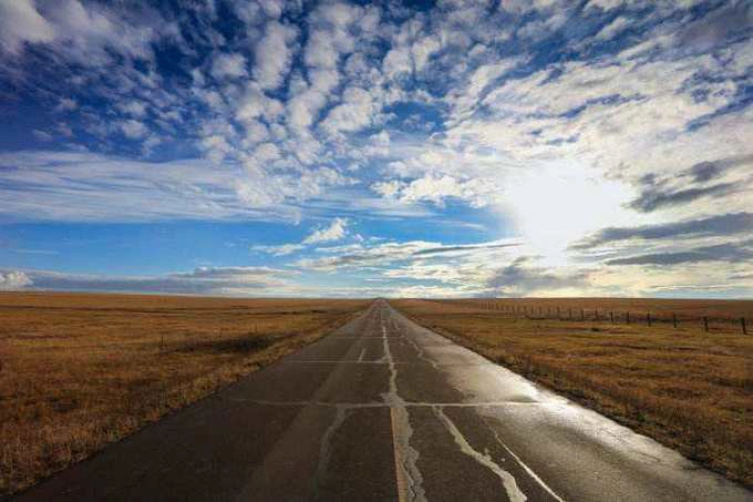 Hy La Mục Nhân là thảo nguyên khác nằm cách thủ phủ Hồi Hột khoảng 90 km. Đến Hy La Mục Nhân, bạn có thể cưỡi ngựa đi trên thảo nguyên. Nếu so sánh với Hô Luân Bối Nhĩ, thảo nguyên Hy La Mục Nhân không xanh mướt bằng. Lý do một phần là khí hậu khắc nghiệt khiến nơi này dần trở nên cằn cỗi. Người dân ở đó nói với tôi, đối với họ thứ quý nhất là nước, bởi từng có thời gian vài tháng không có đến một trận mưa. Ảnh: Baidu.