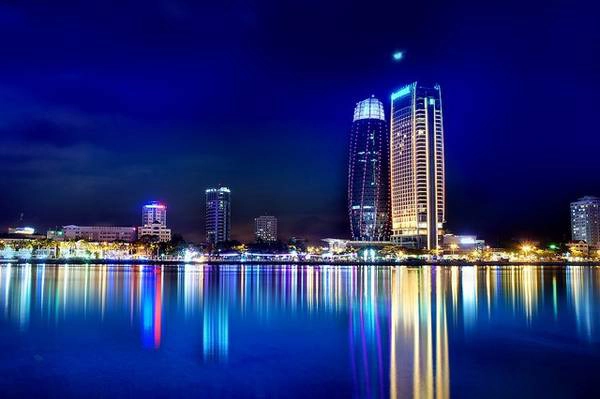 Vẻ đẹp lung linh của thành phố làm mê đắm bao du khách. 