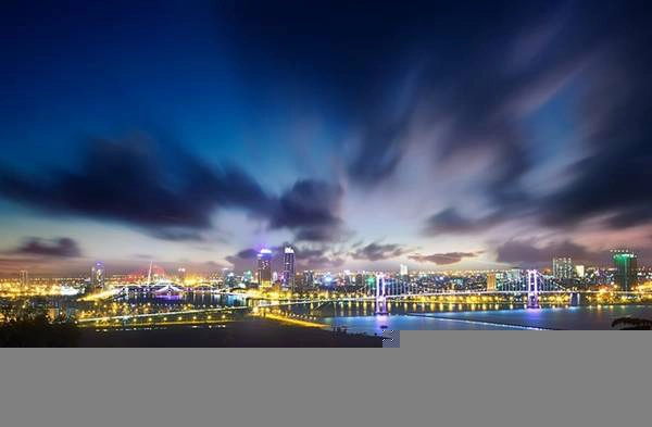 Dòng sông Hàn thơ mộng, ngày càng như xích lại gần nhau hơn vì sự xuất hiện của những chiếc cầu tạo nên điểm nhấn ấn tượng. Mỗi chiếc cầu là một công trình nghệ thuật, với những kiến trúc đa dạng và độc đáo. 