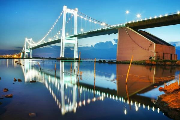 Cầu treo dây võng Thuận Phước là đường nối liền thành phố với cảng biển Tiên Sa tuyệt đẹp. Đêm về, cầu Thuận Phước như một nàng công chúa mỹ miều, rực rỡ đèn in bóng xuống sông Hàn.