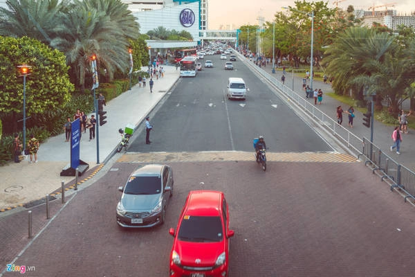 Trong đó, nổi tiếng nhất có thể kể đến là trung tâm thương mại SM Mall of Asia (SM MOA). Trong đó, "SM" là viết tắt của từ "Shoe mart" - cửa hàng tiền thân của hệ thống trung tâm, cửa hàng bán lẻ SM lớn nhất Philippines.