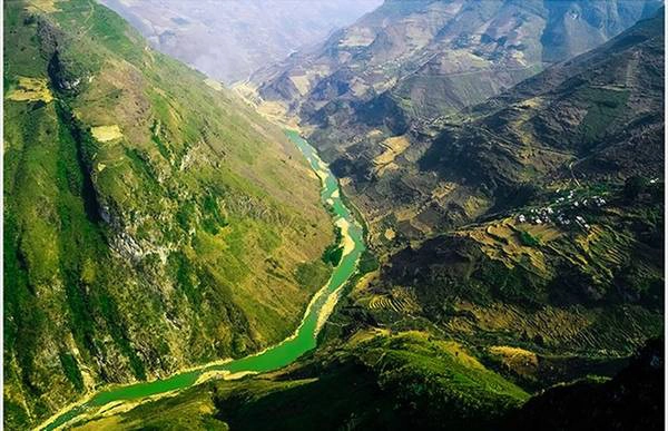 Tác phẩm "Dòng sông địa đầu" của tác giả Nguyễn Quang Chung. "Bức ảnh này được tôi chụp đầu năm 2015 tại sông Nho Quế, dưới chân đèo Mã Pí Lèng (tỉnh Hà Giang)", anh cho biết.