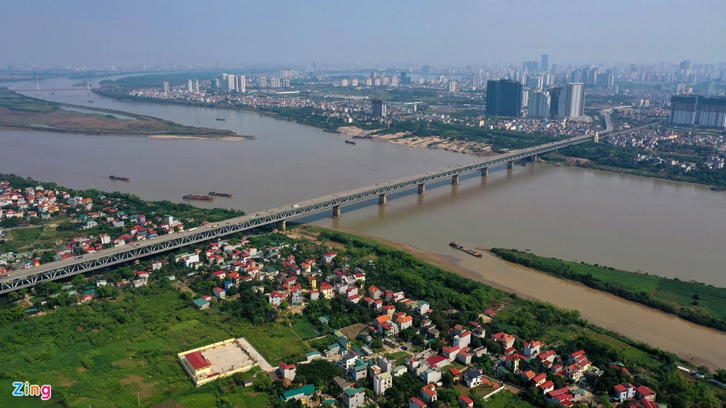 Cầu Thăng Long bắc qua sông Hồng nối quận Bắc Từ Liêm và huyện Đông Anh, Hà Nội. Cầu xây dựng từ năm 1979, đến năm 1985 hoàn thành với sự giúp đỡ của chuyên gia nước ngoài.
