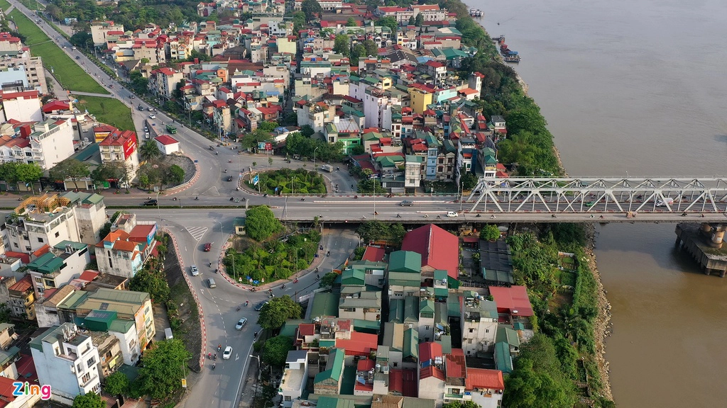 Công trình do Viện Thiết kế giao thông (nay là Tổng công ty Tư vấn thiết kế Giao thông vận tải TEDI) thiết kế là cầu dầm thép. Nằm ở vị trí km170+200 quốc lộ 1A, cầu có chiều dài 1.230 m, gồm 21 nhịp, trong đó 11 nhịp thép, 10 nhịp bê tông. Cầu chia làm 4 làn xe chạy, ở giữa có phần cánh gà mỗi bên rộng 5 m, phía ngoài cùng có làn đường dành cho xe máy rộng 1,5 m.