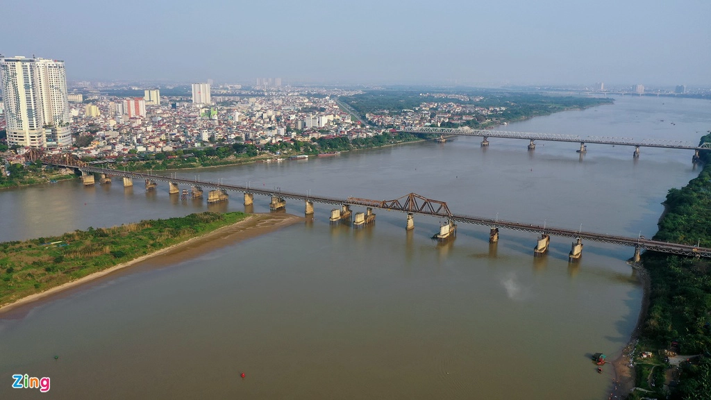 Ngay gần cầu Chương Dương là cây cầu Long Biên lịch sử hơn trăm tuổi cùng nối hai quận Hoàn Kiếm và Long Biên.