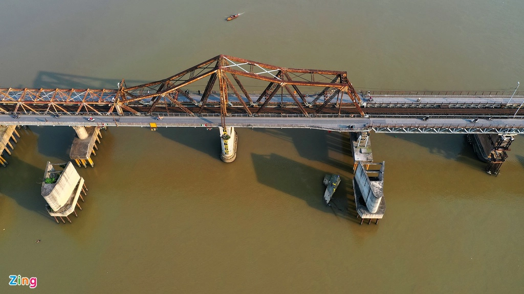 Cây cầu được xây dựng từ năm 1898 đến 1902 với chiều dài 2.290 m qua sông và 896 m cầu dẫn, 19 nhịp dầm thép đặt trên 20 trụ với lối kiến trúc độc đáo. Cây cầu được thiết kế với một đường sắt đơn chạy ở giữa còn hai bên là hai làn đường dành cho xe đạp và người đi bộ.