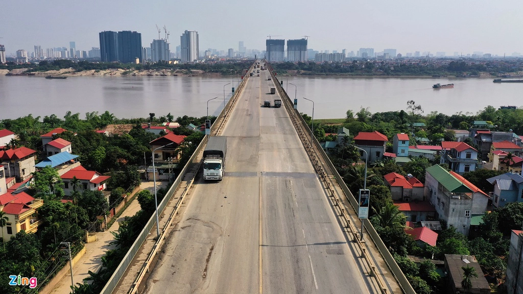 Những ngày cách ly toàn xã hội, cầu Thăng Long vẫn có xe cộ lưu thông, tuy nhiên chủ yếu là xe tải chở hàng đi và về giữa thủ đô với các tỉnh phía bắc.