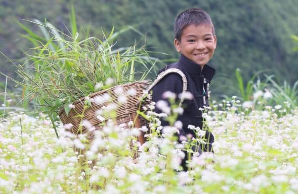 Những cô cậu bé người Mông, Dao trong trang phục truyền thống, luôn tươi cười thân thiện, đón chào du khách.