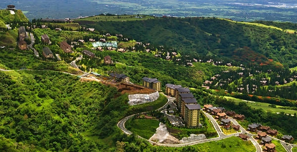 Đặt chân đến cao nguyên Tagaytay du khách sẽ thực sự choáng ngợp bởi phong cảnh thiên nhiên nơi đây. Với tầm nhìn hoàn hảo, từ vị trí đỉnh núi Tagaytay Ridge, du khách có thể chiêm ngưỡng vịnh Manila ở phía Bắc, hồ Taal rực rỡ dưới ánh mặt trời ở phía Nam hay hồ Laguna de Bay lãng mạn nằm phía Đông. Thấp thoáng ở phía xa là những làng chài bình yên, êm đềm. Ảnh: en.wikipedia.org Đặt chân đến cao nguyên Tagaytay du khách sẽ thực sự choáng ngợp bởi phong cảnh thiên nhiên nơi đây. Với tầm nhìn hoàn hảo, từ vị trí đỉnh núi Tagaytay Ridge, du khách có thể chiêm ngưỡng vịnh Manila ở phía Bắc, hồ Taal rực rỡ dưới ánh mặt trời ở phía Nam hay hồ Laguna de Bay lãng mạn nằm phía Đông. Thấp thoáng ở phía xa là những làng chài bình yên, êm đềm. Ảnh: en.wikipedia.org