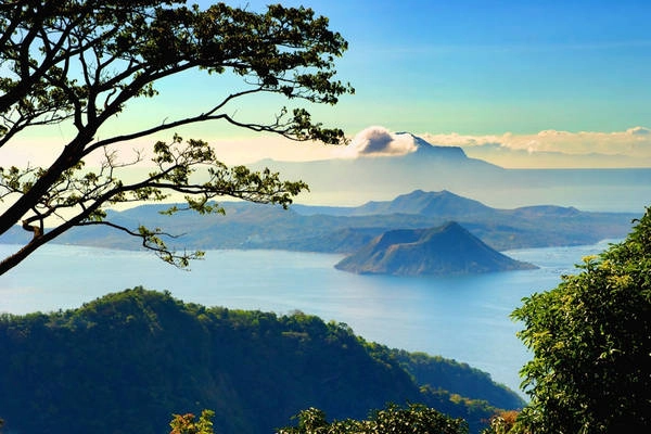 Một trong những điểm đến nổi tiếng nhất của Tagaytay chính là núi lửa trong hồ và hồ trên núi Taal. Nằm trong lòng hồ Taal nên ngọn núi lửa đã ngủ hơn 40 năm được mang luôn tên của hồ và thường được gọi là được gọi là “hồ trong hồ”. Phía trong núi lửa Taal lại có một chiếc hồ nhỏ tên là Crater. Ảnh: 500px.com Một trong những điểm đến nổi tiếng nhất của Tagaytay chính là núi lửa trong hồ và hồ trên núi Taal. Nằm trong lòng hồ Taal nên ngọn núi lửa đã ngủ hơn 40 năm được mang luôn tên của hồ và thường được gọi là được gọi là “hồ trong hồ”. Phía trong núi lửa Taal lại có một chiếc hồ nhỏ tên là Crater. Ảnh: 500px.com