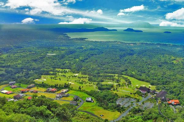Tagaytay được thiên nhiên ưu ái cho nhiều tài nguyên thiên nhiên quý giá, vừa có rừng vàng, vừa có biển bạc, lại còn những động vật hoang dã quý hiếm, bao phủ cao nguyên này là cả một màu xanh của núi rừng và màu của nước trong xanh như ngọc. Ảnh: tagaytayhighlands.com Tagaytay được thiên nhiên ưu ái cho nhiều tài nguyên thiên nhiên quý giá, vừa có rừng vàng, vừa có biển bạc, lại còn những động vật hoang dã quý hiếm, bao phủ cao nguyên này là cả một màu xanh của núi rừng và màu của nước trong xanh như ngọc. Ảnh: tagaytayhighlands.com