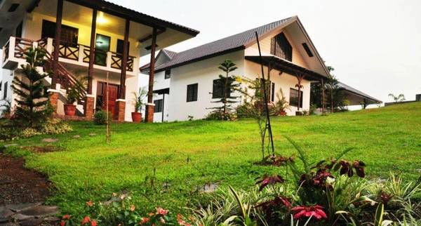 Với mục đích thu hút khách du lịch nên Tagaytay cũng đã đầu tư vào các nhà nghỉ và khách sạn cao cấp để phục vụ nhu cầu ngày càng đông của các du khách. Ảnh: pinacolina.com Với mục đích thu hút khách du lịch nên Tagaytay cũng đã đầu tư vào các nhà nghỉ và khách sạn cao cấp để phục vụ nhu cầu ngày càng đông của các du khách. Ảnh: pinacolina.com