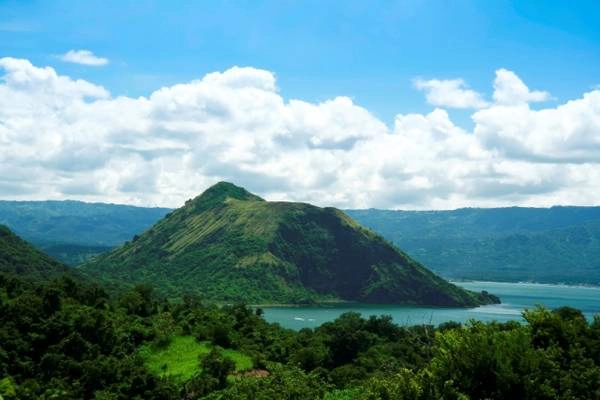 Thời điểm lý tưởng nhất để thăm Tagaytay là vào khoảng tháng 5, lúc này thời tiết đẹp, trong xanh nên có thể dễ dàng đến gần khám phá lòng hồ núi lửa. Ảnh: cushtravel.com Thời điểm lý tưởng nhất để thăm Tagaytay là vào khoảng tháng 5, lúc này thời tiết đẹp, trong xanh nên có thể dễ dàng đến gần khám phá lòng hồ núi lửa. Ảnh: cushtravel.com
