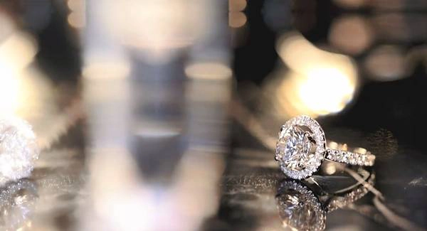 Cận cảnh chiếc nhẫn cầu hôn với rất nhiều viên kim cương lấp lánh. Trong đó viên to nhất có kích thước 3.30 cara