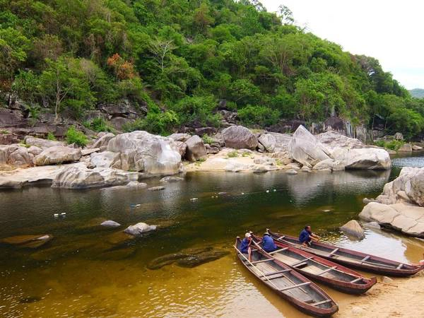 Hầm Hô là một khúc sông dài gần 3 km, chảy qua các khu rừng già với những tảng đá lớn muôn hình muôn vẻ. Ảnh: Thiện Nguyễn Hầm Hô là một khúc sông dài gần 3 km, chảy qua các khu rừng già với những tảng đá lớn muôn hình muôn vẻ. Ảnh: Thiện Nguyễn
