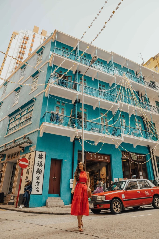 Blue House, Hong Kong -  Tòa nhà màu xanh dương đậm từng xuất hiện trong nhiều bộ phim nổi tiếng của TVB.