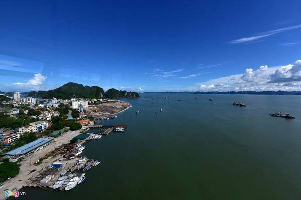 Bến cảng Hòn Gai, phía xa là vịnh Hạ Long trùng điệp hàng nghìn hòn đảo lớn nhỏ.
