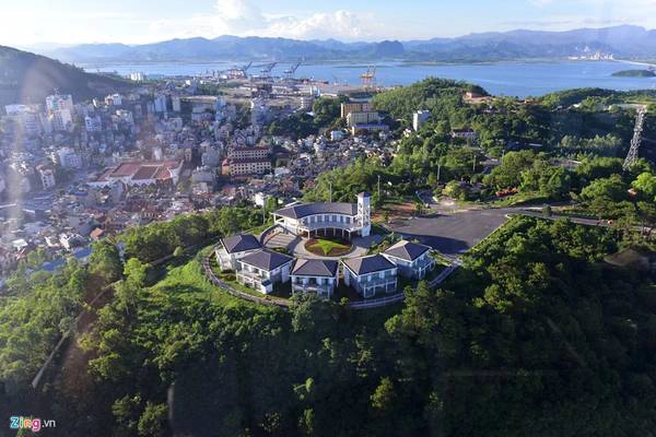 Khu villa nằm trên đỉnh đồi bên chân cầu Bãi Cháy (phía thành phố Hạ Long) nhìn từ trên cáp treo.
