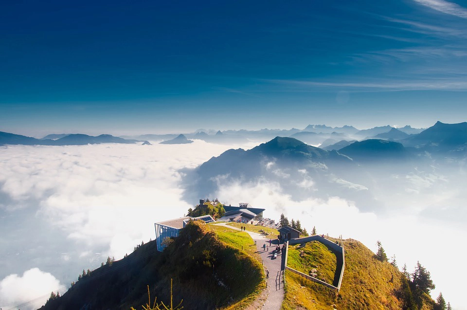 Stanserhorn là một ngọn núi nằm ở vùng Nidwalden, gần ranh giới Obwalden, Thuỵ Sĩ. Với đỉnh núi ở độ cao 1.898 m so với mực nước biển, nơi đây cho du khách chiêm ngưỡng khung cảnh ngoạn mục. Ảnh: Pixabay.