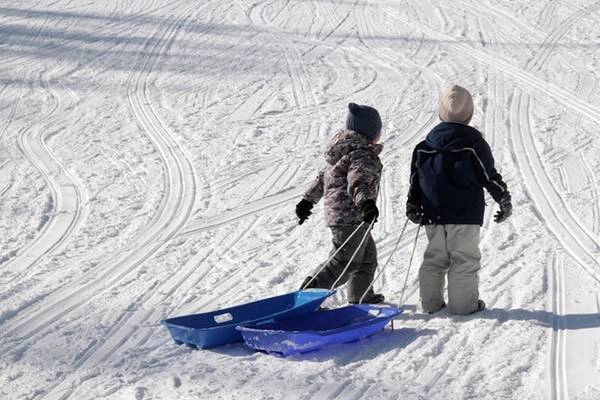 Thưởng thức vẻ đẹp của tuyết chính là các hoạt động “snow shoeing” với nhiều phiên bản, hay chỉ đơn giản là đi ủng và lội tuyết. Điểm thú vị của những hoạt động vui chơi này là có thể đi vào rừng sâu, những triền đồi núi hay băng qua mặt hồ nước, đến những vùng đất mà chúng ta không dễ đặt chân vào các mùa khác.