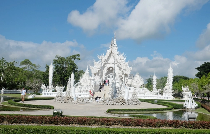 Được xây dựng vào năm 1997, ngôi đền Wat Rong Khun (Chiang Rai, Thái Lan), còn gọi là đền Trắng, thu hút được lượng lớn du khách ghé thăm hàng năm.