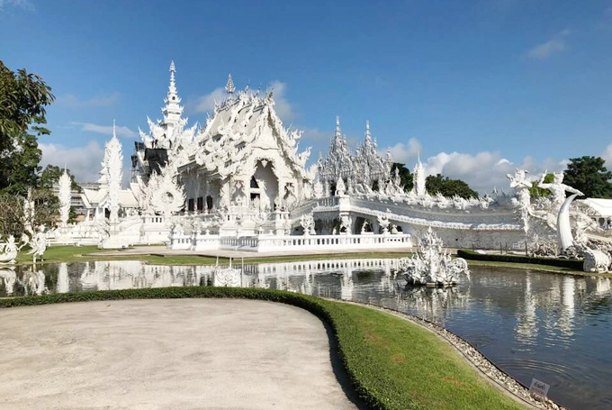 Họa sĩ người Thái Lan, Chalermchai Kositpipat, tự bỏ tiền túi và quyên góp thêm để xây dựng đền. Ngay từ khi mới ra mắt, công trình đã vấp phải nhiều chỉ trích vì lối kiến trúc và tông màu hoàn toàn khác biệt các đền chùa truyền thống của Thái Lan.