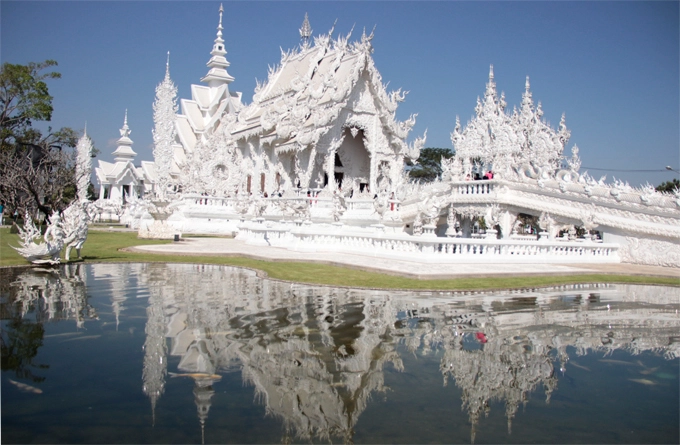 Theo thời gian, ngôi đền độc đáo này được cả du khách trong nước và quốc tế yêu thích. Bao quanh đền là một hồ nước rộng nuôi cá, phản chiếu hình ảnh lung linh của công trình được nhiều người ví như lâu đài tuyết trắng.