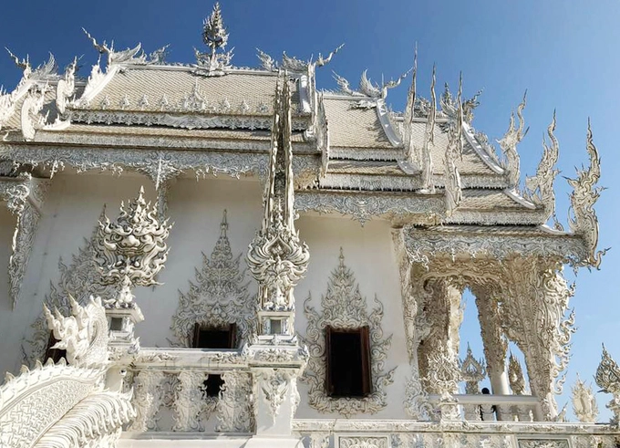 Có vẻ ngoài khác biệt với hàng nghìn công trình tâm linh của Thái Lan, ngôi đền này vẫn gợi nhớ các nét kiến trúc truyền thống. Đó là mái nhà nhiều tầng, các cột trụ, ô cửa sổ được trang trí công phu.