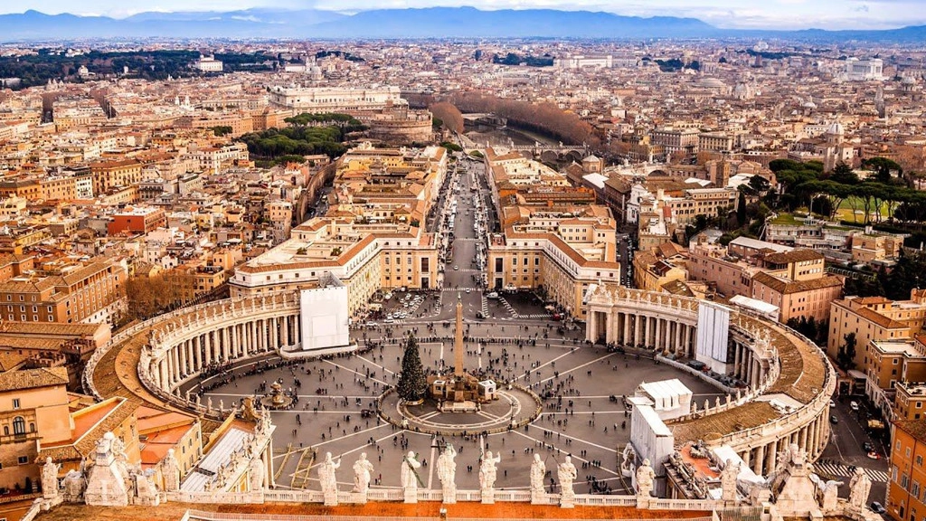 Quảng trường thánh Peter: Tại Vatican, quảng trường thánh Peter là một trong những địa điểm thu hút khách hàng đầu. Nhìn từ trên cao, nơi đây chẳng khác gì một ổ khóa. Quảng trường được thiết kế dựa theo một đoạn Kinh Thánh kể về việc Chúa Jesu tự tay trao Chìa khóa Nước Trời cho Thánh Peter. Vào những buổi cầu nguyện hay lễ nhậm chức của Đức Giáo hoàng, nơi đây lại đông đúc hơn.