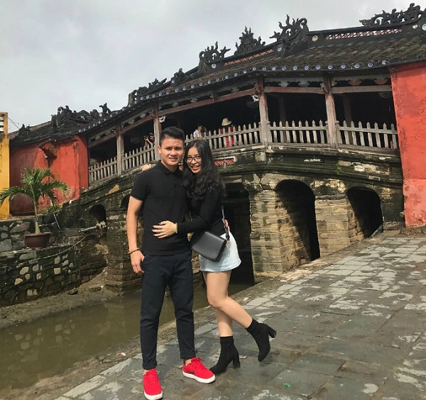 Quang Hải - chàng cầu thủ lập cú đúp trong trận bán kết với U23 Qatar - ngoài đời cũng mới 20 tuổi. Anh chàng thường xuyên chia sẻ nhiều hình ảnh cùng bạn gái xinh đẹp - hotgirl Nhật Lê. Thi đấu cho câu lạc bộ Hà Nội T&T, không phải xa người thương nên chàng cầu thủ điển trai có nhiều thời gian du lịch, check in cùng nhau. Mới đây, chàng tiền vệ cùng bạn gái hạnh phúc tới Hội An nghỉ ngơi. Nếu không đi chơi xa, dịp cuối tuần, hai người thường hẹn hò ở các trung tâm thương mại trong thành phố.