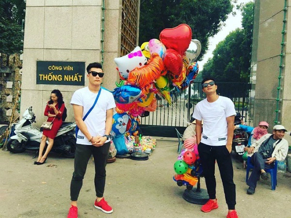 Thủ môn Tiến Dũng là chàng trai được săn đón nhiều nhất trong những ngày qua, được đặt tên gọi là "người chồng quốc dân" của mọi cô gái với phong thái lạnh lùng, nam tính trên sân cỏ lẫn ngoài đời. Tuy nhiên, khi ở bên các đồng đội, anh chàng cũng tỏ ra rất nhí nhảnh, hồn nhiên đúng với lứa tuổi 20. Anh chàng cũng thích check in trước khi ăn uống, đi du lịch biển cùng bạn bè. Trong ảnh là Tiến Dũng và Đức Chinh diện đồng phục cực ngầu đi "bán bóng bay" ở công viên Thống Nhất (Hà Nội).