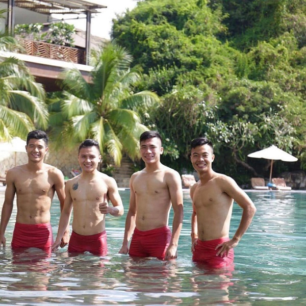 Đức Chinh, Quang Hải và Bùi Tiến Dụng nghỉ xả hơi ngày cuối tuần tại một resort. Lịch thi đấu trong năm thường không quá dày đặc nên các cầu thủ vẫn có thời gian kết hợp tập luyện và vui chơi.