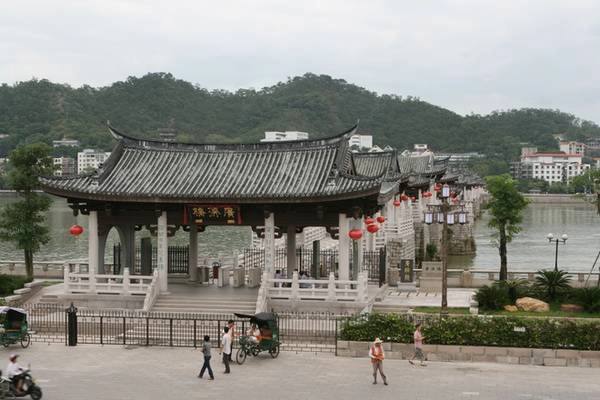 Cầu Quảng Tế, còn được gọi là cầu Tương Tử (Hàn Tương Tử trong bát tiên), là một cây cầu cổ bắc ngang qua sông Hàn, ngoài cửa Đông thành phố Triều Châu thuộc tỉnh Quảng Đông, Trung Quốc. Ảnh: wiki Cầu Quảng Tế, còn được gọi là cầu Tương Tử (Hàn Tương Tử trong bát tiên), là một cây cầu cổ bắc ngang qua sông Hàn, ngoài cửa Đông thành phố Triều Châu thuộc tỉnh Quảng Đông, Trung Quốc. Ảnh: wiki