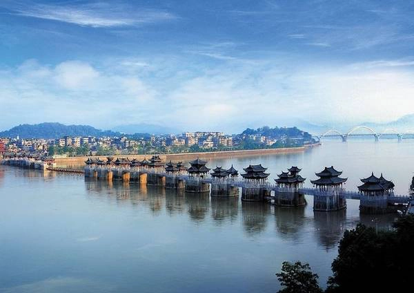 Cầu Quảng Tế được xếp vào 4 cây cầu cổ nổi tiếng nhất Trung Quốc (tứ đại cổ kiều) – ba cây cầu cổ khác là An Tế ở Hà Bắc, Lạc Dương ở Phúc Kiến và Lư Cầu ở Bắc Kinh. Có câu nói rằng nếu bạn đến Triều Châu mà chưa đi ngắm cầu Quảng Tế thì chuyến đi của bạn xem như vô giá trị. Cầu Quảng Tế được xếp vào 4 cây cầu cổ nổi tiếng nhất Trung Quốc (tứ đại cổ kiều) – ba cây cầu cổ khác là An Tế ở Hà Bắc, Lạc Dương ở Phúc Kiến và Lư Cầu ở Bắc Kinh. Có câu nói rằng nếu bạn đến Triều Châu mà chưa đi ngắm cầu Quảng Tế thì chuyến đi của bạn xem như vô giá trị.