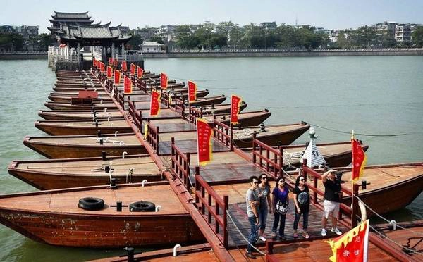 Ngoài việc là cây cầu có từ thời xa xưa, mang ý nghĩa lịch sử, cầu Quảng Tế còn là cây cầu phao đầu tiên trên thế giới có thể mở và đóng. Nguyên thủy toàn bộ cầu là một cấu trúc nổi được nâng đỡ bằng 86 chiếc thuyền rất lớn. Ngày nay, chỉ còn phần giữa của cầu được nâng đỡ bằng 18 chiếc thuyền dùng làm phao nổi, có thể di chuyển sang một bên để tạo ra kênh mở cho tàu thuyền đi qua. Đây là cây cầu đầu tiên của Trung Quốc có đặc điểm này. Ngoài việc là cây cầu có từ thời xa xưa, mang ý nghĩa lịch sử, cầu Quảng Tế còn là cây cầu phao đầu tiên trên thế giới có thể mở và đóng. Nguyên thủy toàn bộ cầu là một cấu trúc nổi được nâng đỡ bằng 86 chiếc thuyền rất lớn. Ngày nay, chỉ còn phần giữa của cầu được nâng đỡ bằng 18 chiếc thuyền dùng làm phao nổi, có thể di chuyển sang một bên để tạo ra kênh mở cho tàu thuyền đi qua. Đây là cây cầu đầu tiên của Trung Quốc có đặc điểm này.