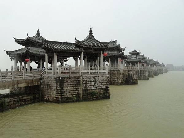Cấu trúc của cầu rất đặc biệt, vừa là cầu đá, vừa là cầu phao; bao gồm nhiều khối đá granit được kết dính với nhau bằng đinh tán và mộng định hình thành các trụ lớn và nhỏ. Cấu trúc của cầu rất đặc biệt, vừa là cầu đá, vừa là cầu phao; bao gồm nhiều khối đá granit được kết dính với nhau bằng đinh tán và mộng định hình thành các trụ lớn và nhỏ.