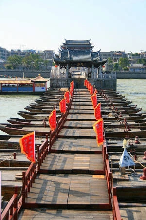 Vào năm 1723, hai con trâu đúc bằng sắt được đặt ở hai đầu cầu, sau này không còn nữa. Đến năm 1980, người ta đã đặt ở đầu cầu hai con trâu sắt mới. Vào năm 1723, hai con trâu đúc bằng sắt được đặt ở hai đầu cầu, sau này không còn nữa. Đến năm 1980, người ta đã đặt ở đầu cầu hai con trâu sắt mới.