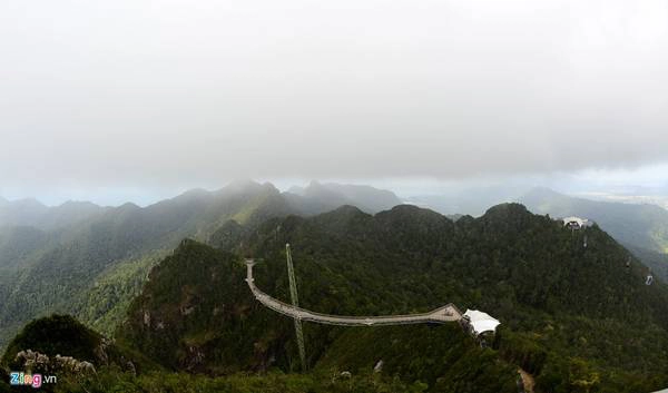 Langkawi Sky (Malaysia) là một trong số ít những cây cầu trên thế giới được xây dựng lơ lửng trên không trung, tạo cảm giác thót tim cho du khách khi tản bộ bên trên.