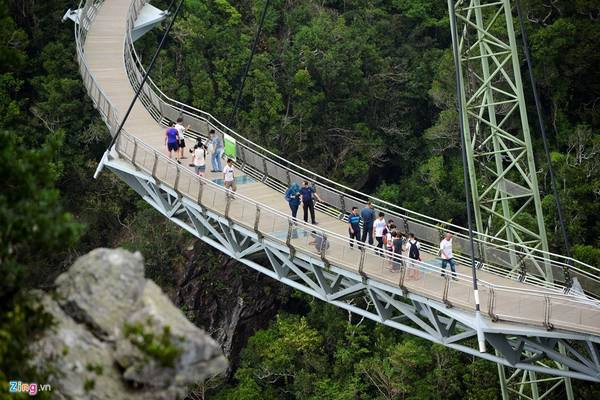 Langkawi Sky cũng có những giới hạn nhất định về số lượng du khách cùng đặt chân lên khám phá cây cầu, để đảm bảo an toàn chịu tải. Trung bình có khoảng 30 đến 50 khách lên cầu một lượt trong khoảng 15 đến 20 phút.