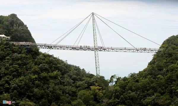 Cây cầu bắc ngang qua hai đỉnh của ngọn núi Gunung Mat Chinchang, ở Pulau Langkawi - một hòn đảo thuộc quần đảo Langkawi, bang Kedah.