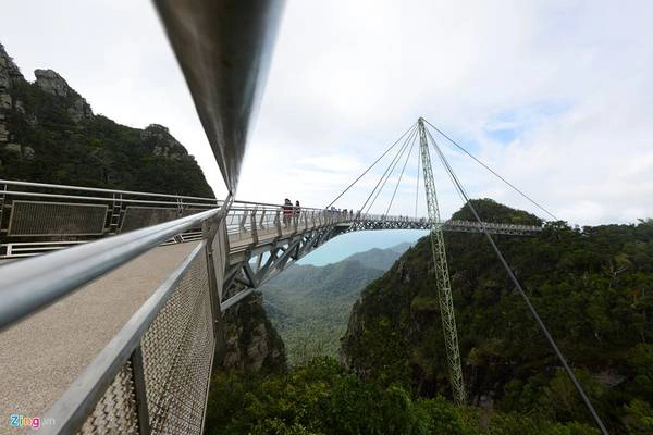 Cầu Langkawi Sky có chiều dài 125 m chỉ có một cột trụ duy nhất đỡ toàn bộ thân cầu bằng dây văng, cách thung lũng phía dưới 100 m.