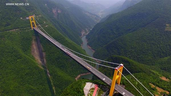 Cầu Siduhe nằm cách vùng 3 hẻm núi nổi tiếng của sông Trường Giang khoảng 80 km về phía nam, thuộc tỉnh Hồ Bắc. Đây là một trong vô số công trình ấn tượng trong 483 km cuối cùng của tuyến đường cao tốc Tây Hurong dài 2.175 km, nối Thượng Hải với Trùng Khánh và Thành Đô. Ảnh: Xinhua. Cầu Siduhe nằm cách vùng 3 hẻm núi nổi tiếng của sông Trường Giang khoảng 80 km về phía nam, thuộc tỉnh Hồ Bắc. Đây là một trong vô số công trình ấn tượng trong 483 km cuối cùng của tuyến đường cao tốc Tây Hurong dài 2.175 km, nối Thượng Hải với Trùng Khánh và Thành Đô. Ảnh: Xinhua.