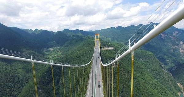 Cây cầu này không chỉ là tuyến đường giao thông, mà còn là một công trình đáng ngưỡng mộ. Từ trên cầu, du khách có thể ngắm nhìn sông Sidu xanh biếc uống lượn qua hẻm núi. Ảnh: Highestbridges. Cây cầu này không chỉ là tuyến đường giao thông, mà còn là một công trình đáng ngưỡng mộ. Từ trên cầu, du khách có thể ngắm nhìn sông Sidu xanh biếc uống lượn qua hẻm núi. Ảnh: Highestbridges.