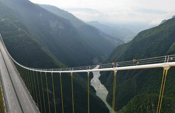 Con người thật nhỏ bé trước công trình khổng lồ này. Ảnh: Highestbridges. Con người thật nhỏ bé trước công trình khổng lồ này. Ảnh: Highestbridges.