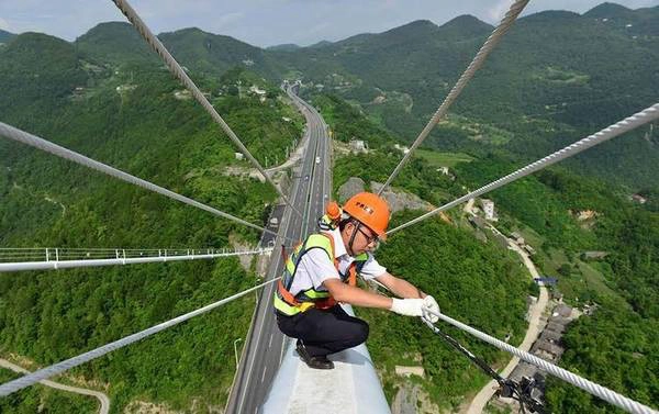 Các kỹ sư bảo trì làm việc trên cầu. Ảnh: Highestbridges. Các kỹ sư bảo trì làm việc trên cầu. Ảnh: Highestbridges.